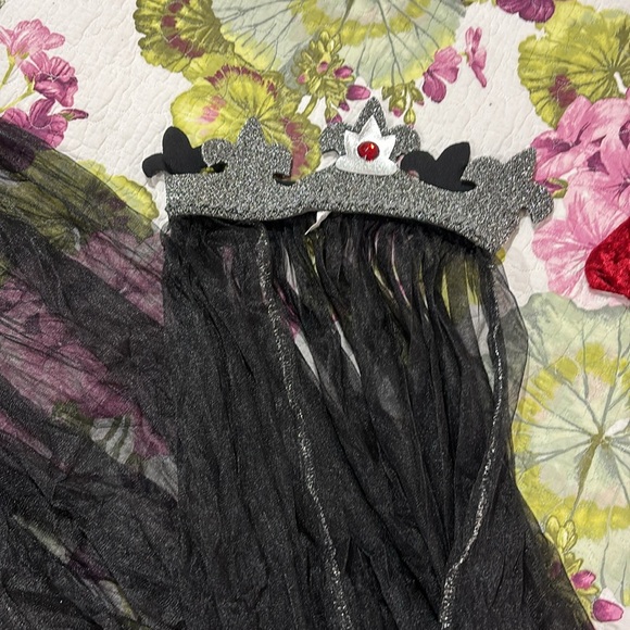 Elegant Plus Sized Medieval Queen Halloween Costume in Red Velvet with Crown - Picture 5 of 5